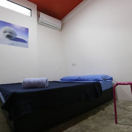 Noisy Room Kuching Exterior photo
